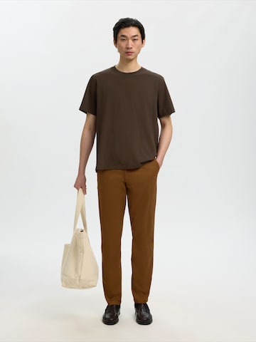 SELECTED T-Shirt 'SLHATLAS' in Braun