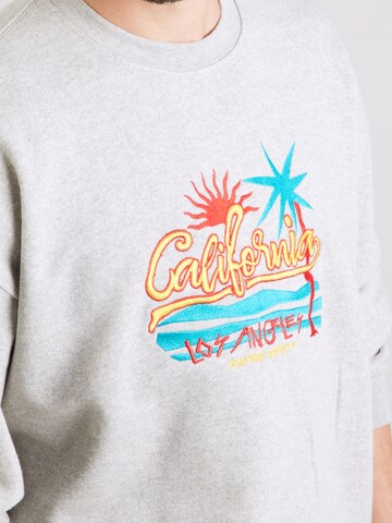 Kaotiko Sweatshirt 'LOS ANGELES' in Grey