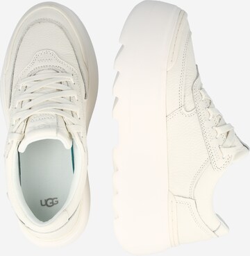 Chaussure à lacets 'MARIN' UGG en blanc