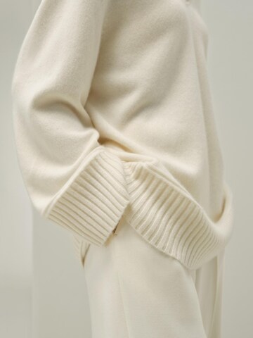 Lilysilk - Jersey 'Bootneck-Pullover aus gebürstetem Kaschmir' en blanco