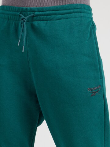 Reebok - Tapered Pantalón deportivo en verde