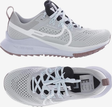 NIKE Sneaker 38,5 in Grau: Vorderseite