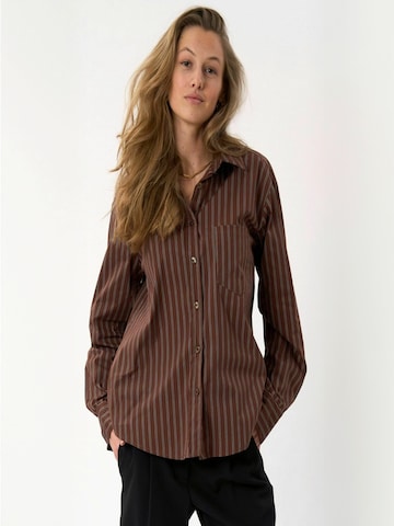 TEESHOPPEN - Camisa ' Thalia ' em castanho: frente