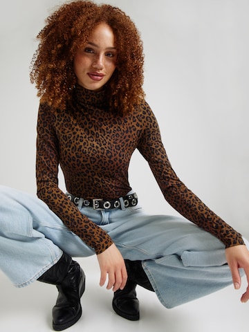 T-shirt 'Telia' Lala Berlin en marron : devant