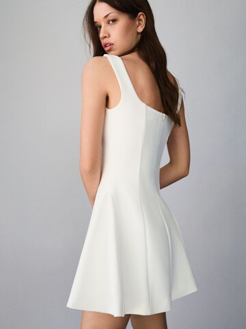 Rochie de la Bershka pe alb