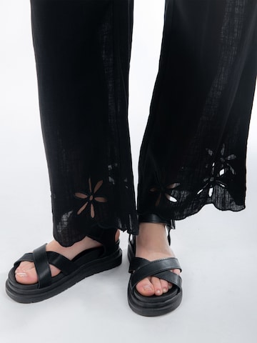 Influencer Широка кройка Панталон в черно