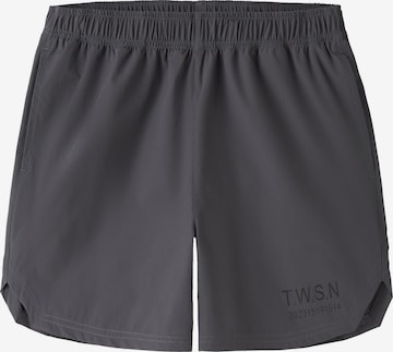 TWO SOON Shorts in Grau: Vorderseite
