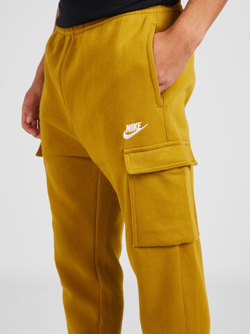 Effilé Pantalon cargo 'Club' Nike Sportswear en jaune