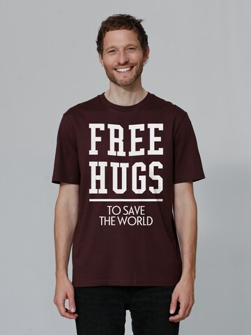 T-Shirt ' Free hugs to save the world ' Watapparel en rouge : devant