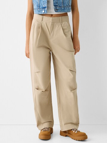 Bershka Loose fit Pleat-front trousers in Beige: front