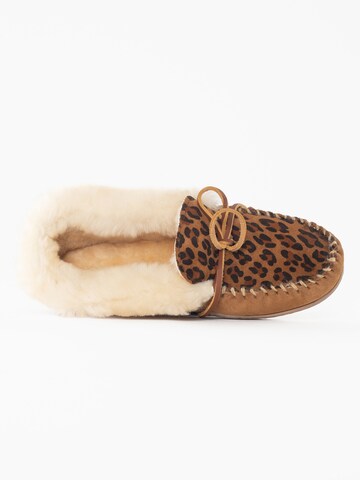 Minnetonka Slipper in Brown