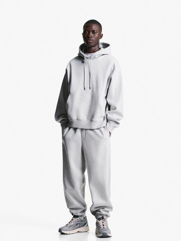 Tapered Pantaloni di Bershka in grigio: frontale