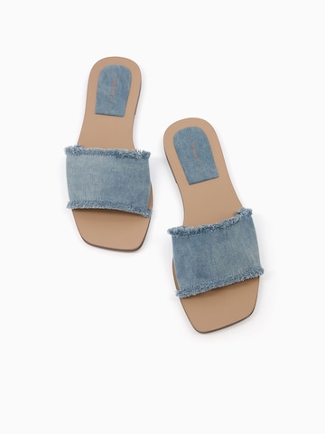 Bershka Slippers in Blue