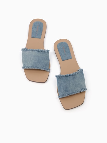 Bershka Pantolette in Blau