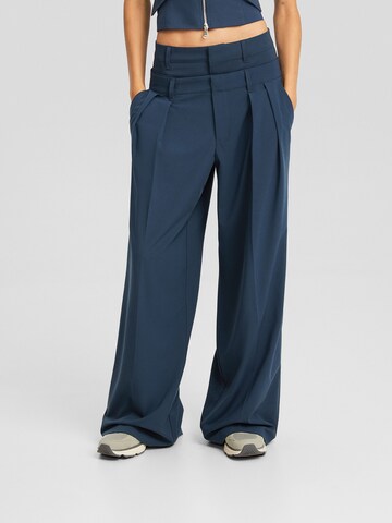 Bershka Wide leg Pleat-Front Pants in Blue: front