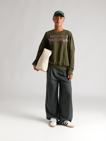 Sweat-shirt 'Detox With Champange' miss goodlife en vert