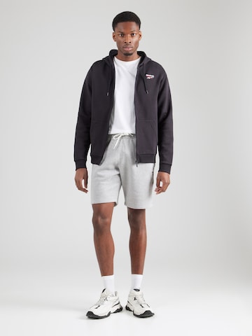 Reebok Regular Sportshorts in Grau