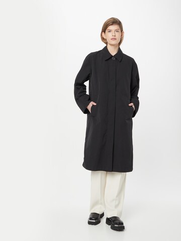 Manteau mi-saison Monki en noir : devant