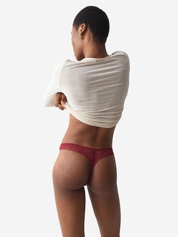 String ' Red Label Pretty Modal ' TRIUMPH en rouge
