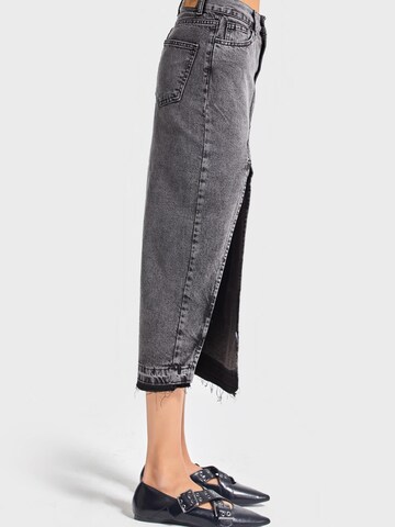 IT'S BASIC Rok 'Midi Denim Skirt' in Grijs