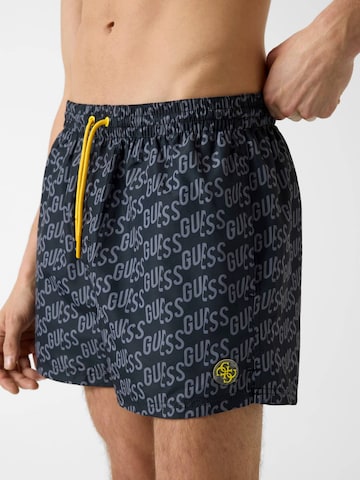 GUESS Badeshorts in Grau