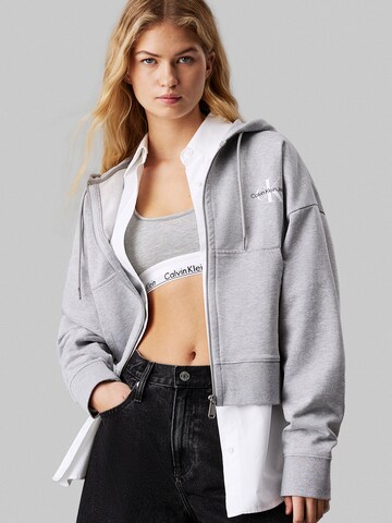 Calvin Klein Jeans Кофта на молнии в Серый: спереди