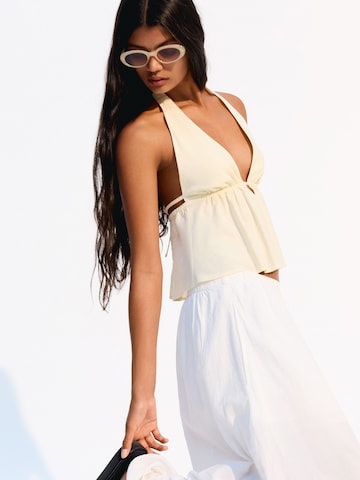Top de la Bershka pe galben