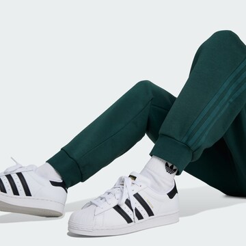 ADIDAS ORIGINALS Tapered Hose in Grün