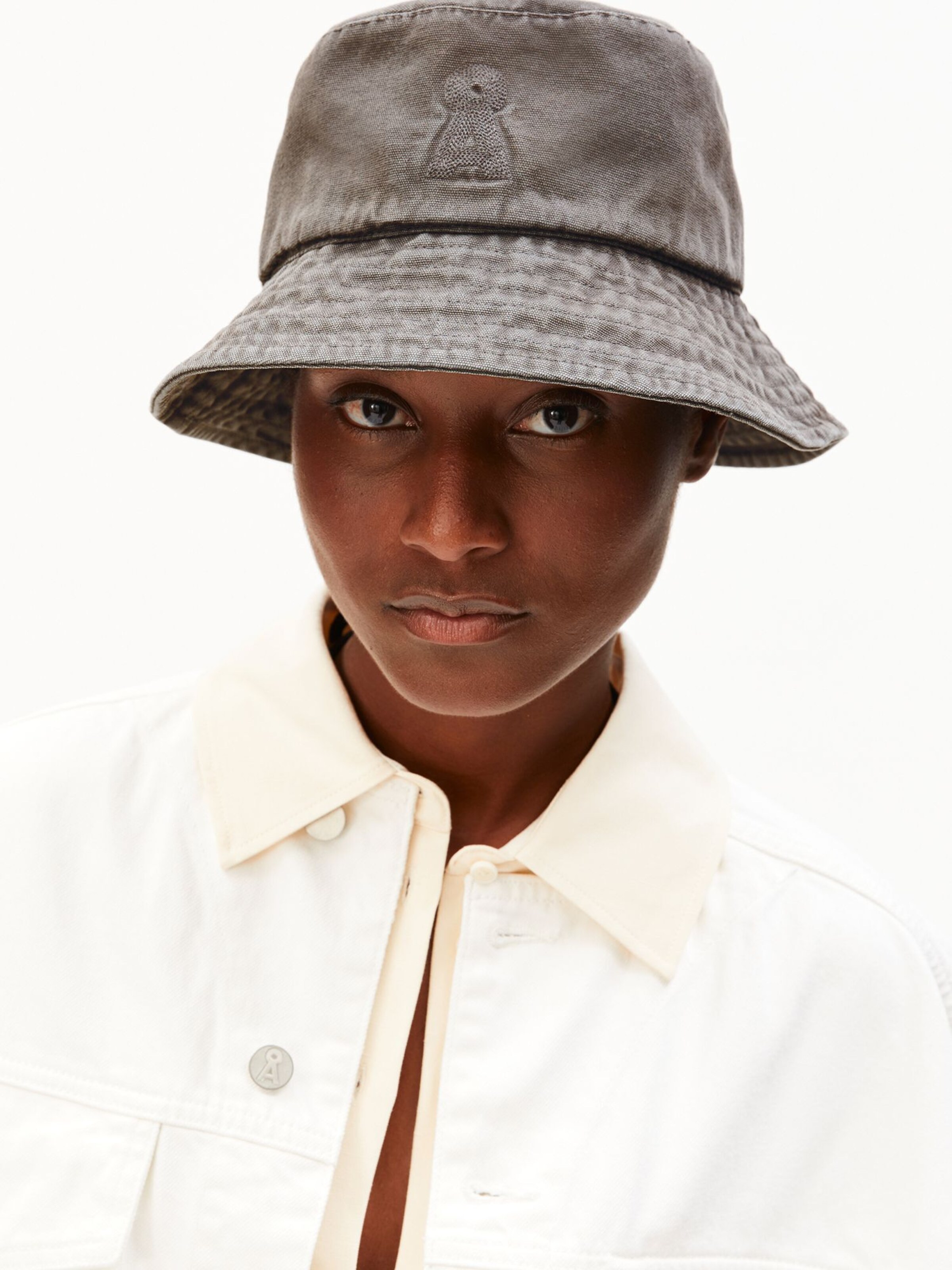 ARMEDANGELS Hoed in Grijs: voorkant