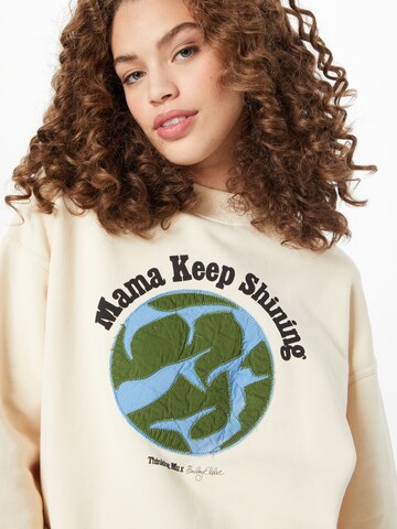 Thinking MU Sweatshirt 'MAMA KEEP SHINING' in Beige