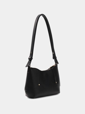 GUESS Schultertasche 'Darcy' in Schwarz