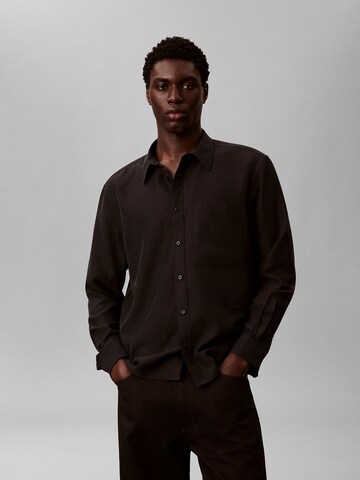 Coupe regular Chemise Calvin Klein en noir : devant