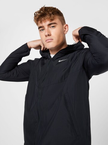 NIKE Trainingsjacke in Schwarz