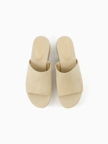 Bershka Pantolette in Beige