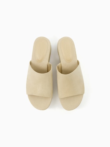 Mule Bershka en beige