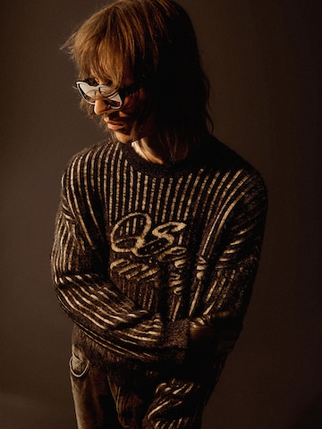 Pulover de la Bershka pe negru