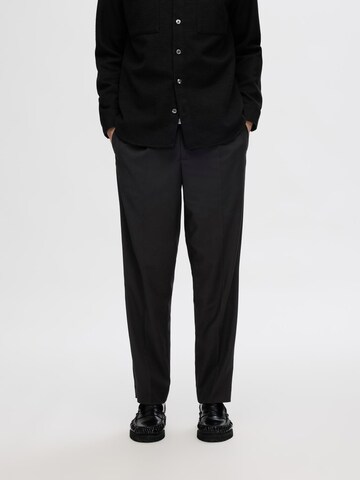 SELECTED HOMME Regular Trousers with creases 'SLHLEROY' in Black: front