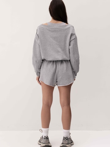 Sweat-shirt 'VALLURE' FEMSSY en gris