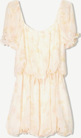 Rochie de la Bershka pe bej: față