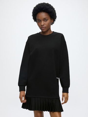 Rochie tricotat de la KARL LAGERFELD JEANS pe negru: față