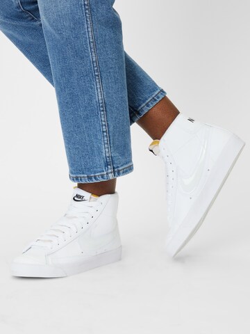 balts Nike Sportswear Augstie brīvā laika apavi 'Blazer'