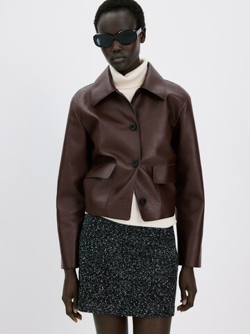 Geacă de primăvară-toamnă 'SABINA' de la MANGO pe roșu: față