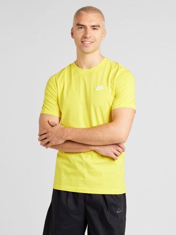 Coupe regular T-Shirt 'CLUB' Nike Sportswear en jaune : devant