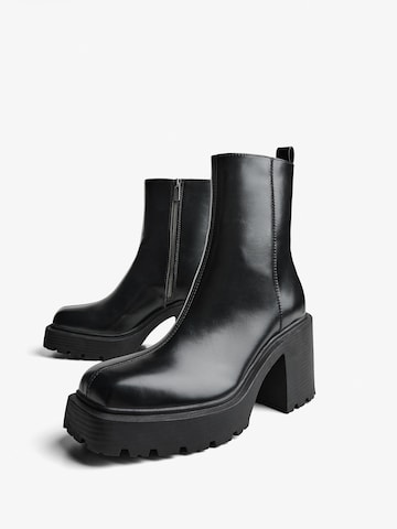 Bershka Stiefel in Schwarz