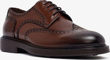 Chaussure à lacets Derimod en marron : devant