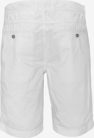 BASEFIELD Regular Shorts in Weiß
