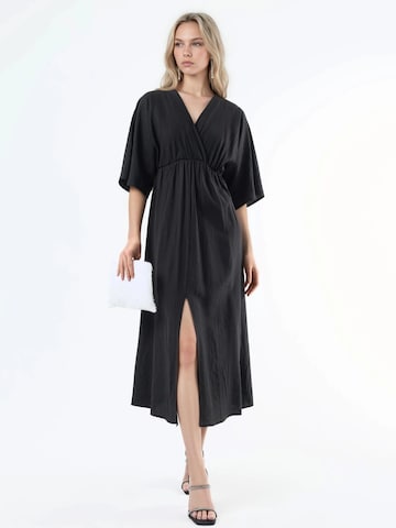 Busem Midi Kleid in Schwarz: Vorderseite