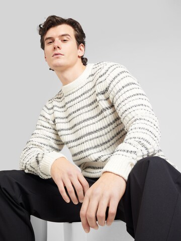 QS Sweater in White