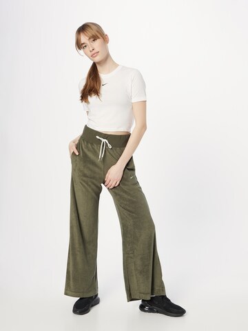 Wide leg Pantaloni di Nike Sportswear in verde