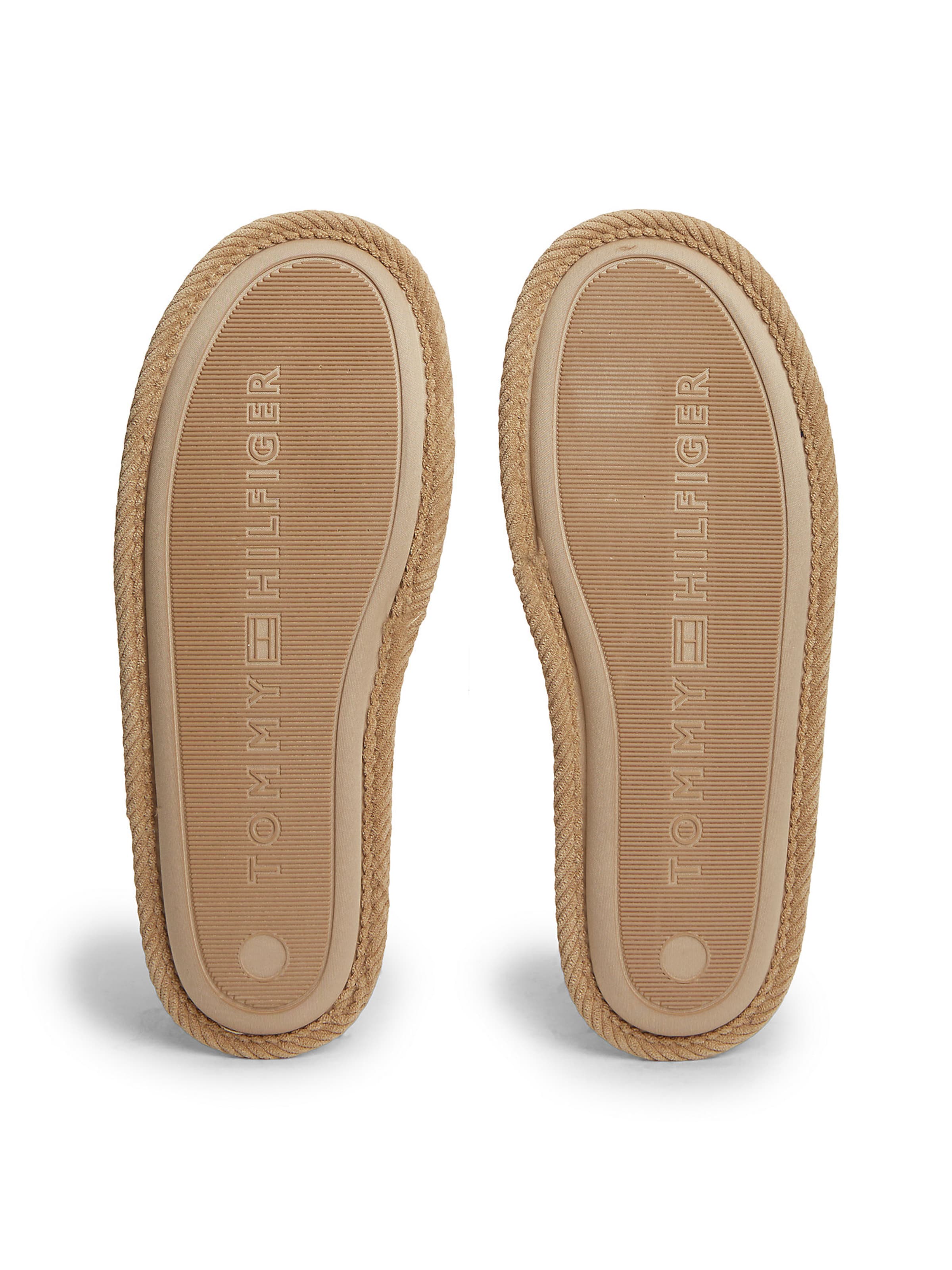 TOMMY HILFIGER Hausschuh in Braun